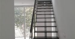 SE RENTA MODERNA CASA EN PROYECTO PRIVADO CON ACCESO CONTROLADO CENTRICAMENTO UBICADA A SOLO 5 MIN. DE LA ZONA RÍO, GARITA DE SAN ISIDRO, PLAZAS COMERCIALES, COLEGIOS, RESTAURANTES, BANCOS, HOTELES GIMNASIOS Y MÁS.