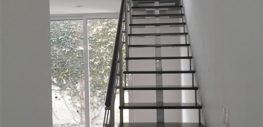 SE RENTA MODERNA CASA EN PROYECTO PRIVADO CON ACCESO CONTROLADO CENTRICAMENTO UBICADA A SOLO 5 MIN. DE LA ZONA RÍO, GARITA DE SAN ISIDRO, PLAZAS COMERCIALES, COLEGIOS, RESTAURANTES, BANCOS, HOTELES GIMNASIOS Y MÁS.