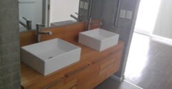 SE RENTA MODERNA CASA EN PROYECTO PRIVADO CON ACCESO CONTROLADO CENTRICAMENTO UBICADA A SOLO 5 MIN. DE LA ZONA RÍO, GARITA DE SAN ISIDRO, PLAZAS COMERCIALES, COLEGIOS, RESTAURANTES, BANCOS, HOTELES GIMNASIOS Y MÁS.