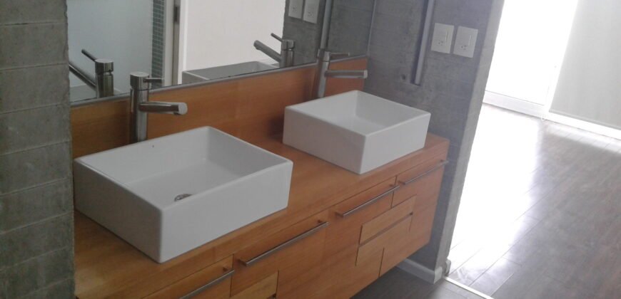 SE RENTA MODERNA CASA EN PROYECTO PRIVADO CON ACCESO CONTROLADO CENTRICAMENTO UBICADA A SOLO 5 MIN. DE LA ZONA RÍO, GARITA DE SAN ISIDRO, PLAZAS COMERCIALES, COLEGIOS, RESTAURANTES, BANCOS, HOTELES GIMNASIOS Y MÁS.