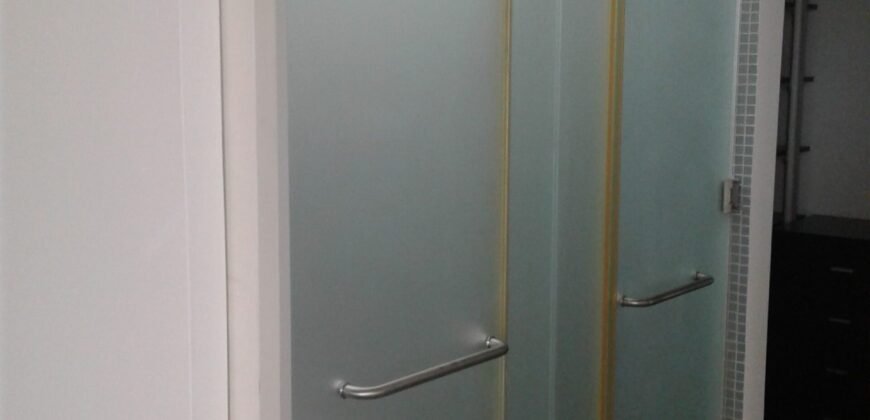 SE RENTA MODERNA CASA EN PROYECTO PRIVADO CON ACCESO CONTROLADO CENTRICAMENTO UBICADA A SOLO 5 MIN. DE LA ZONA RÍO, GARITA DE SAN ISIDRO, PLAZAS COMERCIALES, COLEGIOS, RESTAURANTES, BANCOS, HOTELES GIMNASIOS Y MÁS.