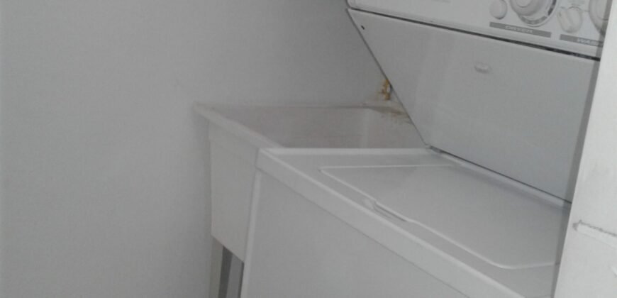 SE RENTA MODERNA CASA EN PROYECTO PRIVADO CON ACCESO CONTROLADO CENTRICAMENTO UBICADA A SOLO 5 MIN. DE LA ZONA RÍO, GARITA DE SAN ISIDRO, PLAZAS COMERCIALES, COLEGIOS, RESTAURANTES, BANCOS, HOTELES GIMNASIOS Y MÁS.