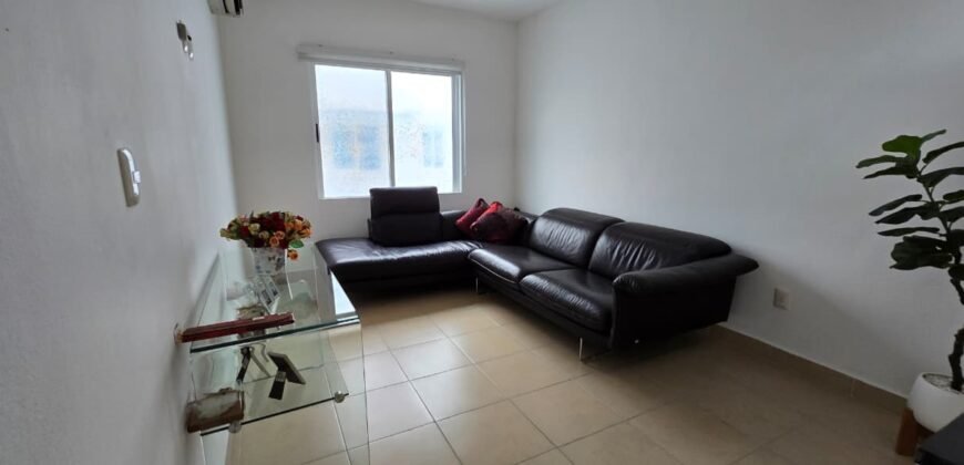 Casa de 3 recámaras + sala de tv, ubicada a sólo 1 cuadra de Plaza Las Américas