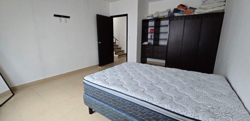 Casa de 3 recámaras + sala de tv, ubicada a sólo 1 cuadra de Plaza Las Américas