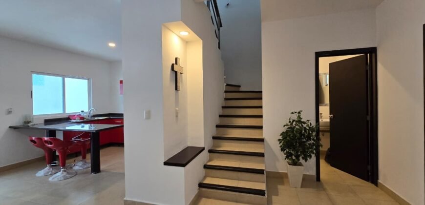 Casa de 3 recámaras + sala de tv, ubicada a sólo 1 cuadra de Plaza Las Américas