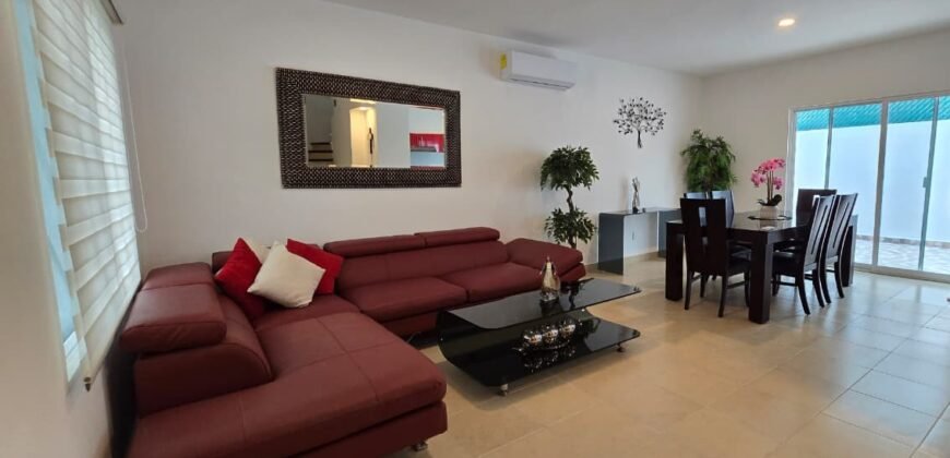 Casa de 3 recámaras + sala de tv, ubicada a sólo 1 cuadra de Plaza Las Américas