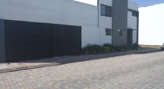 VENTA DE RESIDENCIA AMUEBLADA Y EQUIPADA EN RESIDENCIAL PRIVADO