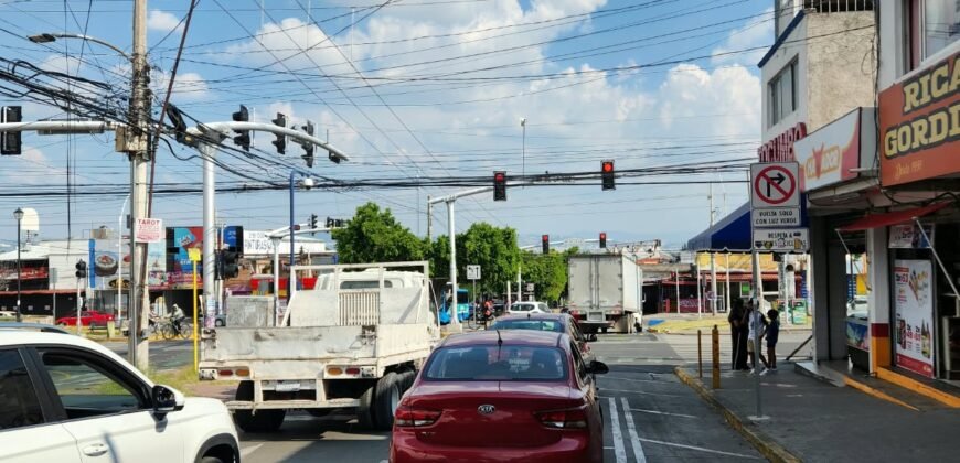 SE TRASPASA LOCAL EN AV. DE LA LUZ